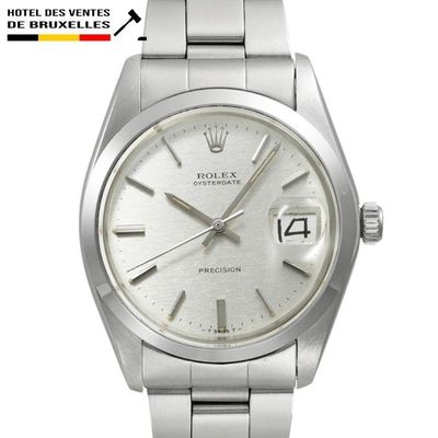 une photo d'une montre Rolex avec un cadran argenté et un bracelet