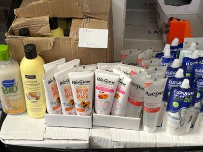 de nombreux types de produits de soins de la peau posés sur une table