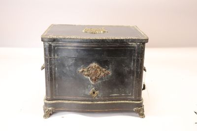 une petite boîte noire ornée d'un motif doré