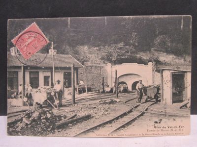 une vieille carte postale représentant une gare avec des gens sur les voies