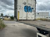 un gros camion sur le flanc duquel on voit des graffitis