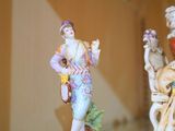 deux figurines posées sur une table en verre