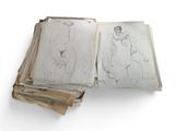 une pile de feuilles sur lesquelles figurent des dessins, posée sur une surface blanche