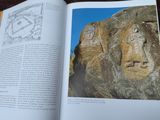 un livre ouvert sur lequel figure l'image d'une paroi rocheuse