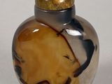 a picture of a glass bottle with a wooden lid