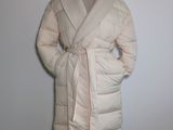 une image d'un manteau de femme sur un mannequin