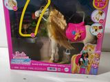 cheval en bois avec une crinière blonde et un harnais, dans une boîte posée sur une surface blanche