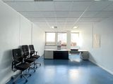 une photo d'un bureau vide avec des chaises et un bureau