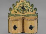 une image représentant un vase jaune et vert avec deux portes ouvertes