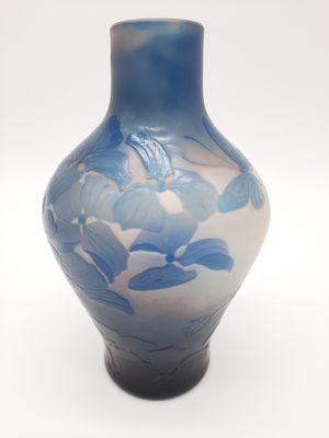 un vase bleu et blanc posé sur une surface blanche
