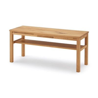 un banc en bois avec une étagère en dessous, sur fond blanc