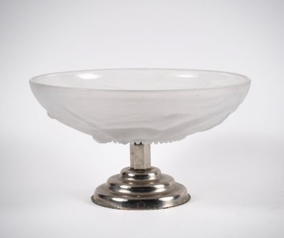 un saladier en verre posé sur un support métallique, sur fond blanc