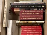 une boîte remplie de livres empilés les uns sur les autres