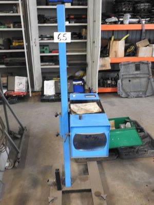une machine bleue qui se trouve dans un garage