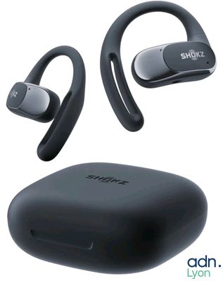un gros plan sur un casque audio et son étui