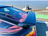 une voiture garée sur le côté de la route