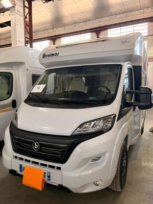 deux camping-cars blancs garés dans un garage