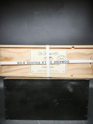 une image représentant une boîte en bois à laquelle est noué un ruban