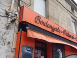 un bâtiment orange avec une enseigne indiquant « La cave à vin de Boulanger »