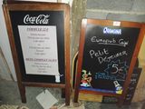 deux tableaux noirs posés par terre, l'un à côté de l'autre