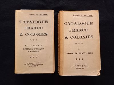 deux livres posés sur une table noire, sur fond noir