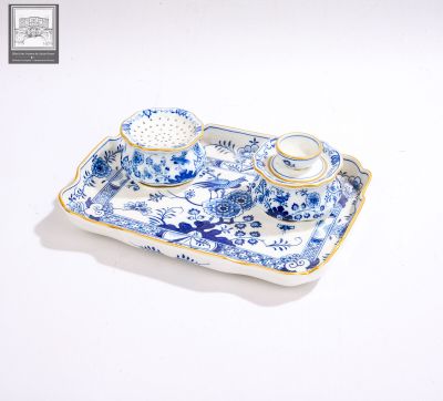 un plateau bleu et blanc sur lequel sont posés une tasse et une soucoupe