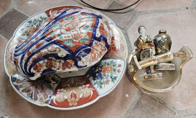 une assiette sur laquelle est posée une figurine, à côté d'une autre assiette sur laquelle est posée une figurine