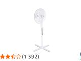un ventilateur blanc posé sur un support métallique, à côté d'une étoile