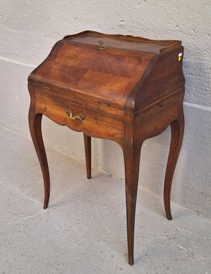 Bureau de dame de forme mouvementée en bois de placage repos… - Photo 1