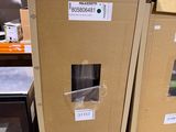deux micro-ondes posés sur une étagère dans un magasin