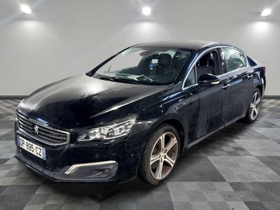 la voiture noire est garée sur un sol en damier dans le garage