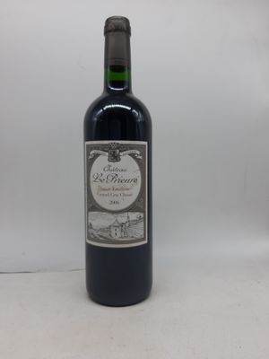 une bouteille de vin posée sur une table