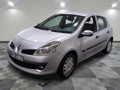 la photo d'une petite voiture argentée garée dans un garage