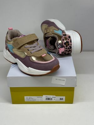 une paire de chaussures qui se trouve sur le dessus d'une boîte