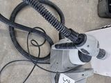 un aspirateur posé sur le sol à côté d'une boîte