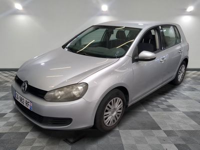 la photo d'une voiture argentée garée dans un garage