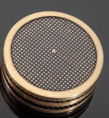 une image montrant un gros plan d'un objet rond posé sur une table