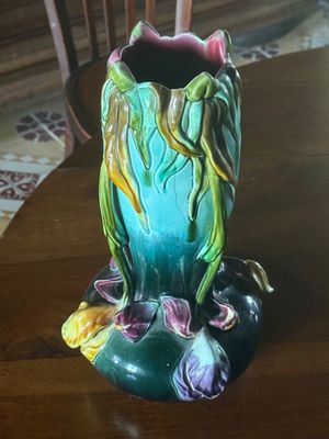 un vase posé sur une table, dans lequel se trouvent des fleurs