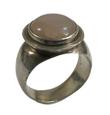 BAGUE en argent 925/1000, ornée d'un quartz rose cabochon de…