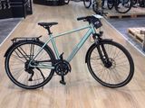 un vélo posé par terre dans un magasin