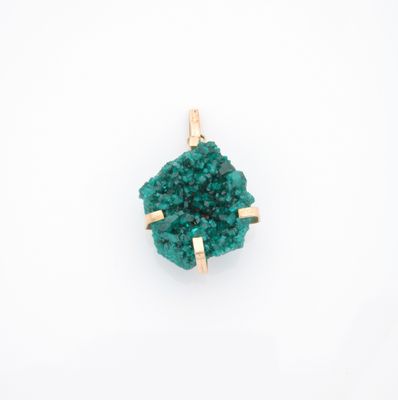 un pendentif en druzy vert sur fond blanc