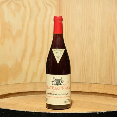une bouteille de vin posée sur un tonneau