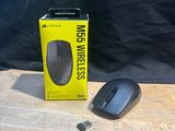 une boîte contenant une souris d'ordinateur posée sur une table en bois