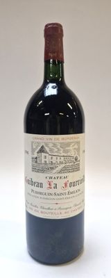 une bouteille de vin posée sur une table