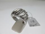 bague en argent sterling ornée d'un motif en spirale sur le dessus et d'une petite plaque sur le côté
