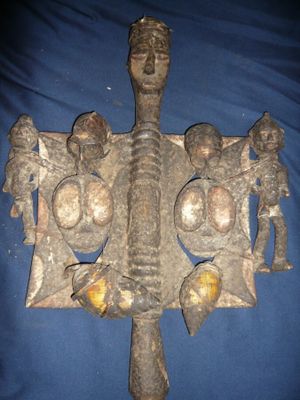 un objet métallique posé sur un tissu bleu
