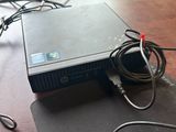 un ordinateur portable et une souris posés sur une table