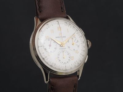 gros plan d'une montre sur fond noir