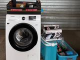 une photo montrant une machine à laver et d'autres objets dans un garage