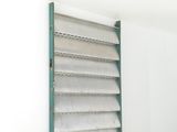 une pièce vide aux murs blancs, avec une étagère bleue